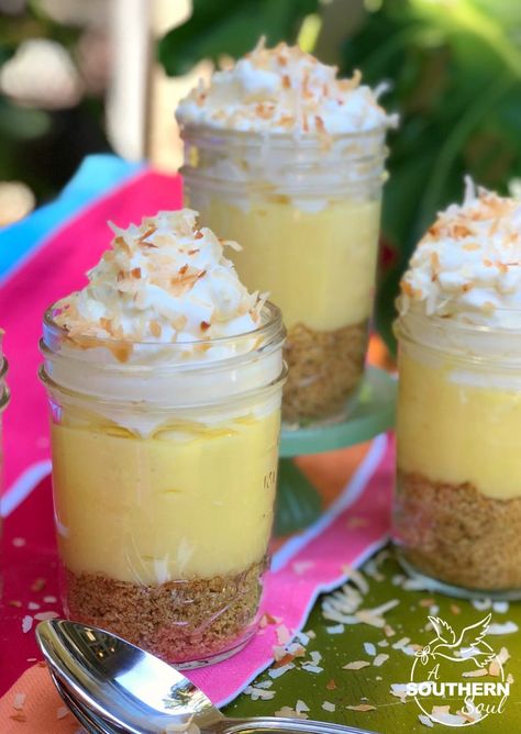 No Bake Coconut Cream Pie In A Jar No Bake Coconut Cream Pie, Pie Jars, Mason Jar Desserts Recipes, Pie Cups, Jar Desserts, A Southern Soul, Jar Meals, Mason Jar Desserts, Ice Cream Bites