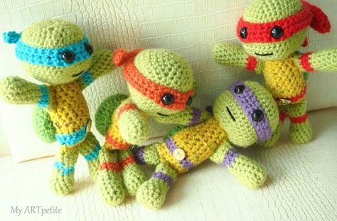 Crochet ninja turtles https://myartpetite.wordpress.com/2014/08/31/free-crochet-pattern-teenage-mutant-ninja-turtles/ Turtle Patterns, Crochet Ninja Turtle, Crochet Turtle, Craft Decorations, Turtle Pattern, Crochet Amigurumi Free, Haken Baby, Ninja Turtle, Craft Art