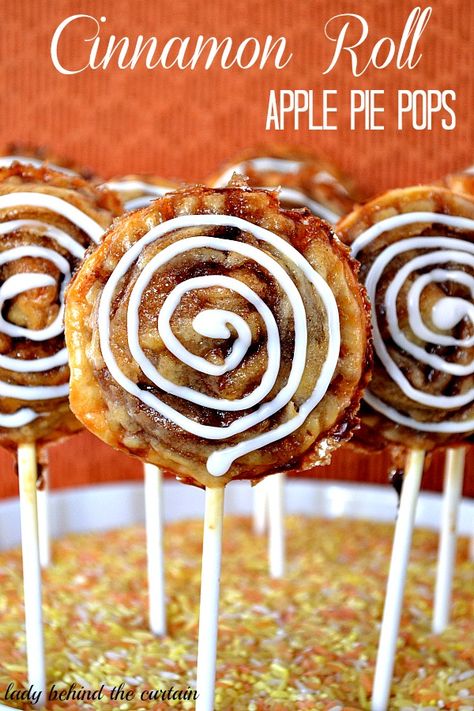 Cinnamon Roll Apple Pie Pops - these look amazingly delicious! Apple Pie Pops, Apple Biscuits, Cinnamon Roll Apple Pie, Stick Food, Dessert Summer, Pie Pops, Behind The Curtain, Mini Pies, On A Stick