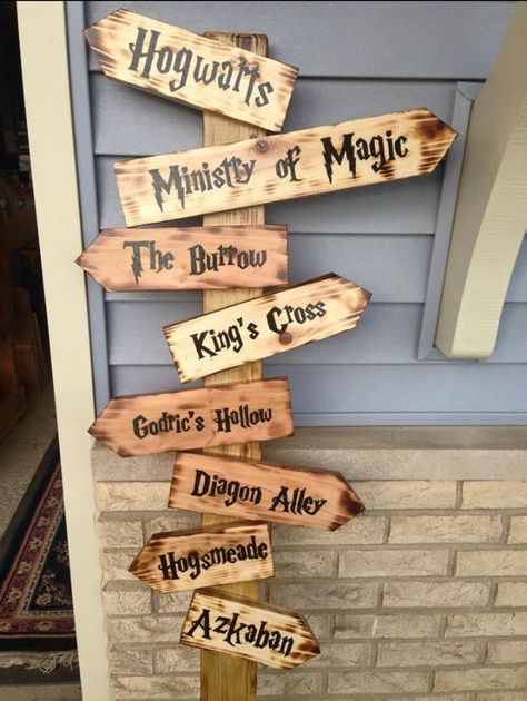 Harry Potter Party Sign | Harry Potter Party Ideas Harry Potter Motto Party, Harry Potter Weihnachten, Baby Harry Potter, Harry Potter Birthday Party Ideas, Classe Harry Potter, Harry Potter Christmas Decorations, Harry Potter Halloween Party, Citate Harry Potter, Cumpleaños Harry Potter