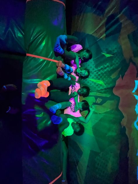 Trampoline park with friends Sky Zone Birthday Party, Selfie Showroom, Friend Lifestyle, Trampoline Park Party, Trampoline Park Birthday Party, Nights Aesthetic, Camp Photos, Neon Birthday Party, Park Party