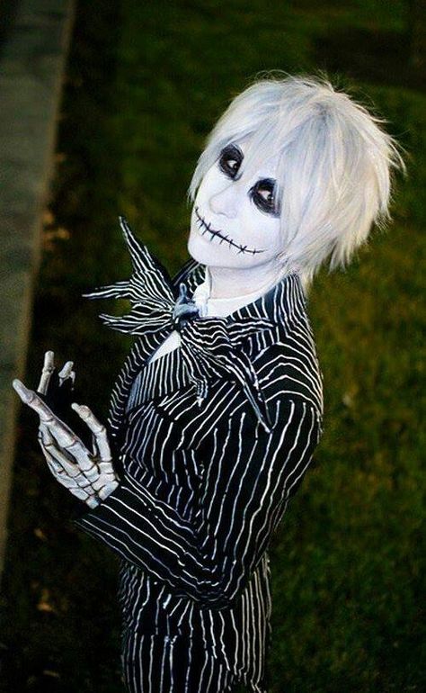 Jack Skellington cosplay /best Halloween costume EVER. Jack Skellington Cosplay, Jack Skellington Costume, Best Halloween Costumes Ever, Awesome Cosplay, Adornos Halloween, Pumpkin King, Halloween Costumes Makeup, Monster Mash, Fantasias Halloween