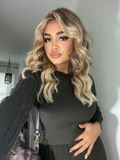 Blonde With Dark Features, Abaya Styling, Balayage For Curly Hair, Balayage For Long Hair, Balayage For Short Hair, Brown Hair Natural, Balayage Inspiration, Balayage On Black Hair, Curly Balayage Hair