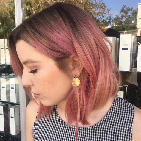 Rose Gold Hair Hair by Jaylen Zanelli @jaylenzanelli on Instagram jaylenzanelli.com Rose Gold Hair Shades, Rose Blonde, Short Ombre Hair, Brown Ombre Hair, Peinados Fáciles Para Cabello Corto, Short Hair Balayage, Balayage Brunette, Hair Shades, Penteado Cabelo Curto