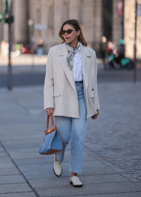 Silk Scarf Street Style, Scarf Street Style, Scarf For Summer, Style A Scarf, Classic Photography, Berlin Fashion Week, Berlin Fashion, Scarf Top, Summer Scarves