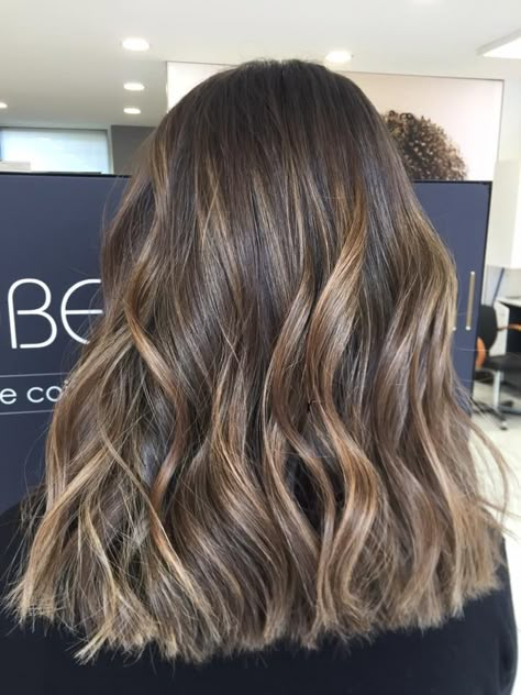 Brunette Blond Highlight, Amber Massey Hair, Sunkissed Hair Brunette Balayage Natural, Dark Brown Hair With Natural Highlights, Teasy Lights On Dark Hair, Brunette 2024, Brunette Balayage Hair Short, Sunkissed Highlights, Teasy Lights