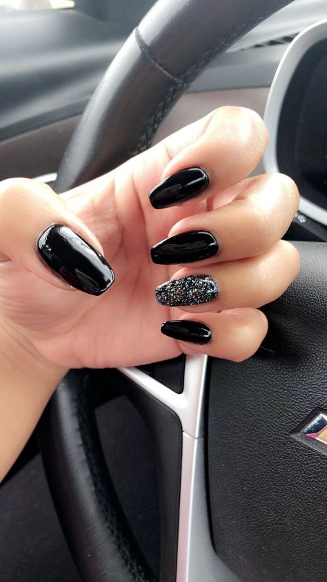 Black Nails Ideas Sparkle, Dip Nails For Vegas Trip, Gel Nails Black Glitter, Black Sparkly Nails Coffin, Black And Sparkle Nails Coffin, Black Acrylic Nails Sparkly, Hoco Nail Ideas For A Black Dress, Black And Glitter Nails Short, Formal Nails Black Dress