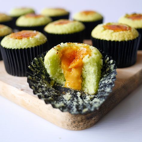 yellowfingers: {Recipe} Torched Pandan Salted Egg Yolk Cupcakes Flavoured Cupcakes, Egg Yolk Recipes, Malaysian Dessert, Egg Cupcakes, Salted Egg Yolk, Malaysian Cuisine, Soft Bakes, Cupcake Flavors, Salted Egg