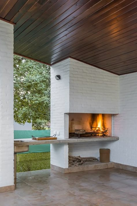 House in Los Molinos / BIAGIONI_PECORARI Arquitectos Parrilla Interior, Outdoor Bbq Area, Deco Kitchen, Outdoor Barbeque, Grill Area, Outdoor Designs, Outdoor House, Kitchen Outdoor, Wood Ceiling