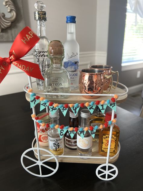 Mini Bar Present, Bar Baskets Gift Ideas, 21st Birthday Mini Bar Cart Gift, Mini Bar Cart Gift, 21st Birthday Alcohol Gift Ideas, 21st Bday Present Ideas, Creative 21st Birthday Gifts, Mini Basket Gift Ideas, 21st Birthday Gift Ideas For Best Friend