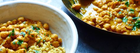 The Sirtfood Diet Easy Chickpea Curry Recipe = the perfect midweek maintenance meal. Easy Chickpea Curry, Sirtfood Diet, Vegan Chickpea Curry, Chickpea Curry Recipe, Chickpea Coconut Curry, Spinach Curry, Chickpea Curry, Low Carb Chicken, Curry Recipe