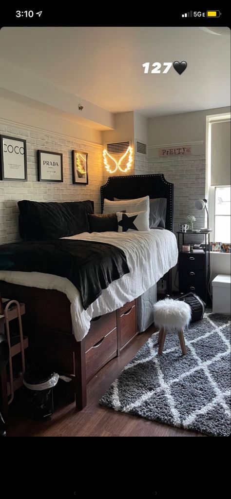 Bedroom Ideas For Small Rooms Gamer, Dorm Ideas Black Women, All Black Dorm Room, Dark Color Dorm Room Ideas, Black And Brown Dorm Room, Black White Dorm Room Ideas, Dorm Room Ideas Black And Gold, Black College Dorm Aesthetic, Black Bed Dorm Room