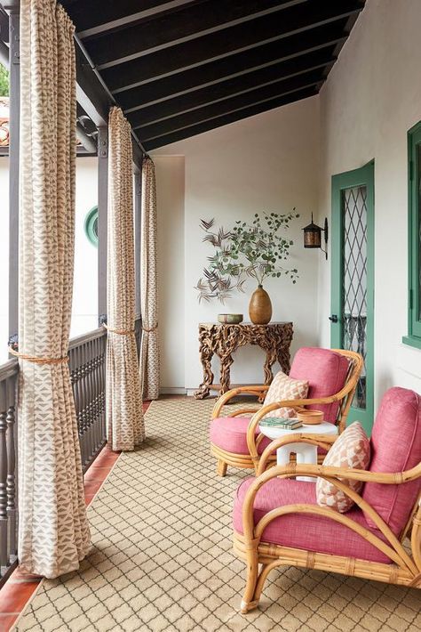 If you're looking for balcony decorating ideas (and even if you're not), you're in the right place. Because not to be dramatic or anything, but these stylish outdoor spaces are more romantic than the balcony scene from Romeo and Juliet. So to set a scene of Shakespearean proportions—except a little chicer and a lot less tragic—get inspired by these ideas and tips. Now we just need to find a Romeo...#balconyideas #outdoorspaces Hangout Space, Living Room Lighting Ideas, Room Lighting Ideas, Balcony Design Ideas, Balkon Design, Outdoor Dining Room, Mood Lighting, Balcony Design, Room Lighting