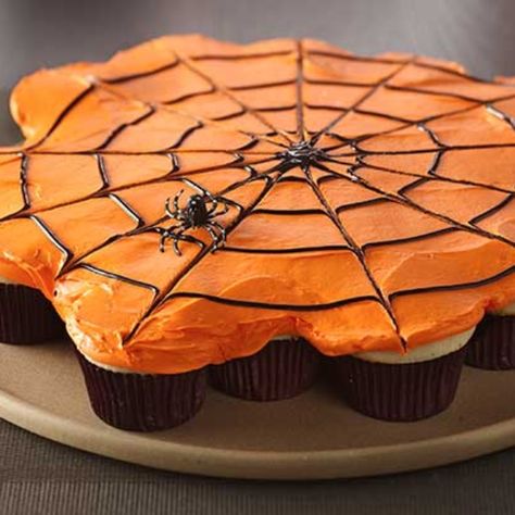 Make a special Halloween treat that’s as fun to decorate as it is to pull apart and eat! It’s just as simple as making regular cupcakes: just arrange them on your serving tray and frost them all together. Let the kids add spider gummies or plastic spiders to complete the look. Halloween Cupcake Cake Pull Apart, Holiday Confections, Spiderweb Cupcakes, Dessert Halloween, Postres Halloween, Pull Apart Cake, Halloween Punch, Halloween Foods, Halloween Fruit