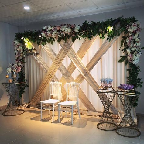 Classy Backdrop, Pose Tunangan, Diamonds And Denim Party, Weddings Decorations Elegant Romantic, Nikah Decor, Simple Stage Decorations, Engagement Decor, Wedding Stage Backdrop, Rose Flower Arrangements