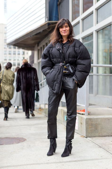 Best New York Fashion Week Street Style Fall 2016 - Emmanuelle Alt | @andwhatelse Padding Fashion, Down Jacket Outfit, Winter Streetstyle, Streetstyle Winter, Puffer Jacket Outfit, Fashion Gone Rouge, Street Style 2016, Emmanuelle Alt, Miroslava Duma