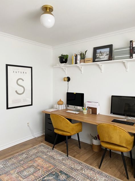 Cozy Modern Office Design, Dual Study Room, Double Office Space Home, Double Office Bedroom, Home Office Rectangle Room, Shared Office And Guest Room, Small Office Minimalist Design, Home Office Pop Of Color, Dual Desk Home Office Small Spaces