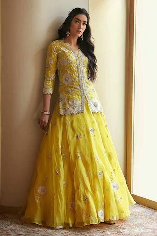 Reka Bentuk Blaus, Haldi Function, Long Blouse Designs, Kurta Lehenga, Function Dresses, Tandoori Masala, Lehenga Designs Simple, Gaun Fashion, Long Dress Design