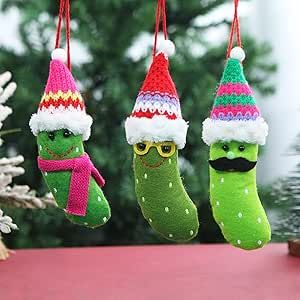 Diy Pickle Ornament, Funny Homemade Ornaments, Pickle Ornament Craft, Pickle Decorations, Christmas Clay Ornaments, Felt Food Ornaments, Ugly Christmas Ornaments, Christmas Pickle Ornament, German Christmas Decorations