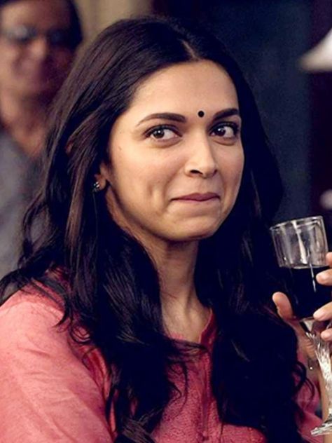 Deepika Padukones Piku redefined how the modern Indian woman was depicted on screen. Deepika Piku Look, Deepika Padukone Aesthetic Vintage, Piku Deepika Padukone Aesthetic, Piku Deepika Padukone Outfit, Gargi Vachaknavi, Piku Deepika Padukone, Deepika Padukone Movie Looks, Iconic Bollywood Characters, Iconic Bollywood Outfits