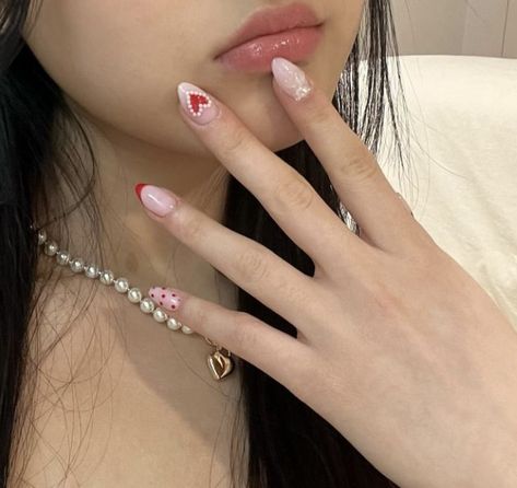 Almond Nails Designs Kawaii, Tracy Saranghoe Nails, Pose With Nails, Poses For Nails, Poses With Nails, Nails Poses, Iconic Nails, Nail Poses, Coquette Nails