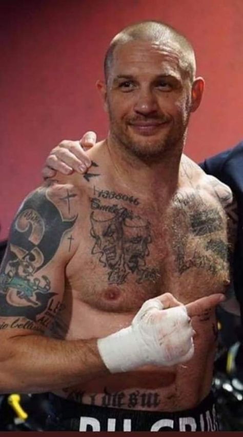 Tom Hardy Shirtless, Tom Hardy Tattoos, Bald Actors, Tom Hardy Warrior, توم هاردي, Tom Hardy Beard, Tom Hardy Haircut, Tatted Guys, Tom Hardy Actor