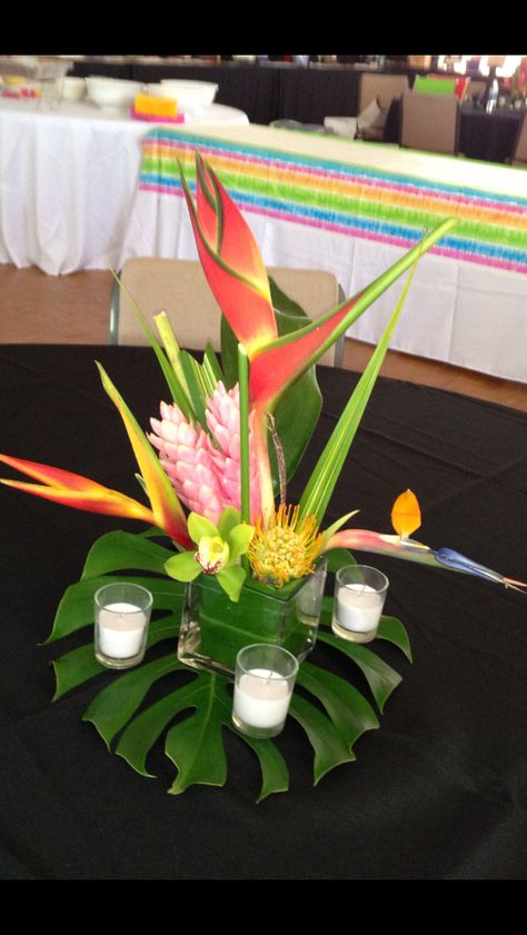 Tropical centerpiece Tropisk Fest, Tropical Centerpieces, Tropical Floral Arrangements, Tropical Flower Arrangements, Candle Wedding Decor, Fiesta Tropical, Ikebana Flower Arrangement, Arrangement Ideas, Wedding Table Flowers