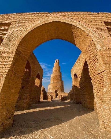 Abu Dalaf Mosque is one of Iraq’s ancient heritage mosques. The mosque is located 15 km north of the city of Samarra, in Salah al-Din Governorate. It was built by the Abbasid Caliph Al-Mutawakkil on God in 246 AH/859 AD. The historian al-Baladhuri mentioned that the caliph built a city he called al-Mutawakkiliya, and he built a mosque in it. It was later called the Abu Dalaf Mosque, in the east of the city of Samarra. Salah Al Din, Abbasid Caliphate, Islamic Design Pattern, Wattle And Daub, Stone Archway, The Historian, Baghdad Iraq, Ancient Egyptian Art, Exotic Places