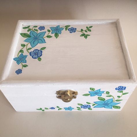 How To Paint A Box Ideas, Jewellery Box Design Diy, Diy Painted Box Ideas, Diy Wooden Jewelry Box Painting Ideas, Painted Trinket Boxes, Painted Gift Box Ideas, Diy Box Painting Ideas, Painted Jewellery Box Ideas, Painted Memory Box Ideas