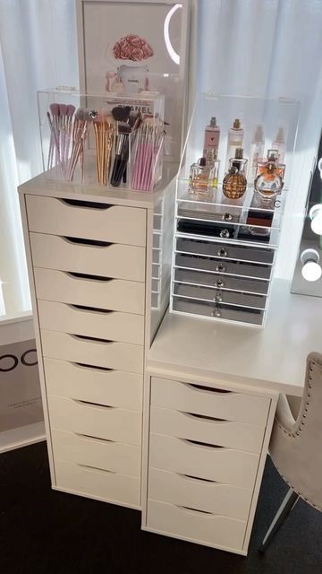 VANITY COLLECTIONS on Instagram: "We love how our storage products can be mixed and matched to customise your own beauty space. - Here we placed the VC DELUXE STORAGE STATION on top of the VC JEWELLERY CUBE. - The jewellery cube can also be used without the jewellery trays to store makeup and the jewellery trays can be placed in drawers or table tops. - we also used the VC DIVIDER SET 2 and VC DISPLAY TRAY LONG ROWS in the Ikea Alex drawers - And our VC XL Brush holder Shop all these items on our website 😃 ✈️ EXPRESS shipping to the USA 📦 $10 Flat rate Australia wide shipping (Excludes mirrors and tables) 🇦🇺 Perth Pick Up welcome 🌍 world wide shipping. 💰 Afterpay and Zippay available . #makeupstorage #beautyroom #vanity #vanitystorage #acrylicmakeupstorage #beautyroomstorage #vanit Ikea Alex Makeup Storage, Ikea Alex Dressing Table, Standing Makeup Station, Alex Drawers, Alex Drawer Vanity, Makeup Table Ikea, Custom Makeup Vanity, Ikea Makeup Storage, Alex Drawer Organization