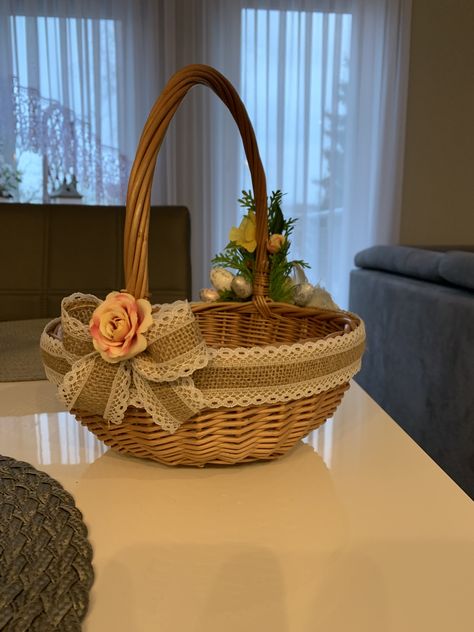 Hamper Basket Decoration, Thambulam Gift Ideas, Hamper Basket Ideas, Basket Packing Ideas, Basket Design Ideas, Easter Basket Craft, Basket Decor Ideas, Wedding Gift Hampers, Creative Gift Baskets