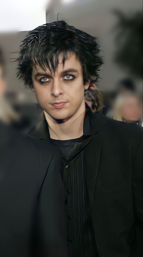 2000s Punk Rock Makeup, Punk Rock Makeup Men, Billie Joe Eyeliner, Emo Eyeliner Men, Green Day Makeup, Billie Joe Armstrong Eyeliner, Guyliner 2000s, Male Emo Makeup, Rock Band Makeup