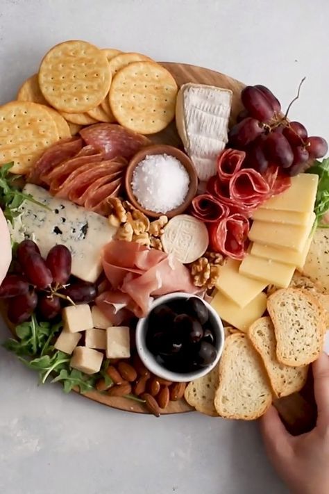 Cheese Plate Presentation, Cheese Plates Appetizer, Mojito Recept, Plate Presentation, Charcuterie Platter, Party Food Platters, Charcuterie And Cheese Board, Snacks To Make, Charcuterie Recipes