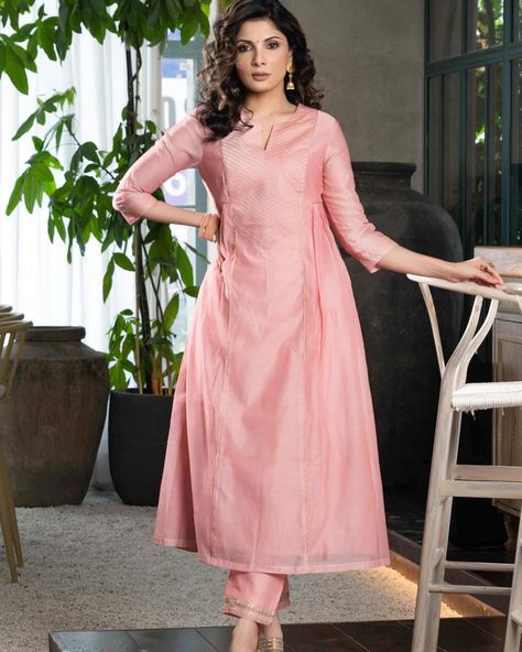 This light pink chanderi pant and flared kurta set features elegant gold detailing throughout. Made from high-quality chanderi fabric, this set offers a comfortable fit and a stylish look. Add the optional dupatta for an extra touch of sophistication. Perfect for any formal or special occasion. #sujatra #sujatraglobal #sujatrakurtis #chanderi #chanderisilk #chanderikurta #flaredpants #occasionwear #pinkkurtaset #kurtapantset #frstivewear Simple Kurti, Simple Kurti Designs, Dress Book, Stylish Dress Book, Kurta With Pants, Kurta Set, Set Outfit, Kurti Designs, Indian Wear