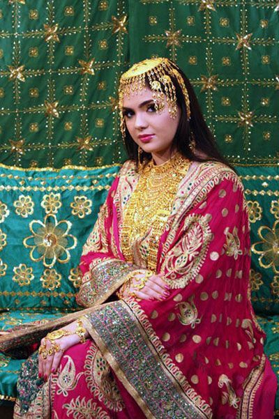 The Qatari brides normally dress up on their wedding day in Thobe A Nashal, Bahrain Clothes, Cape For Women, Arabian Dress, Moroccan Fashion, Traditional Bride, Arab Fashion, Wedding Bridal Jewellery, Wedding Jewellery, Folk Costume