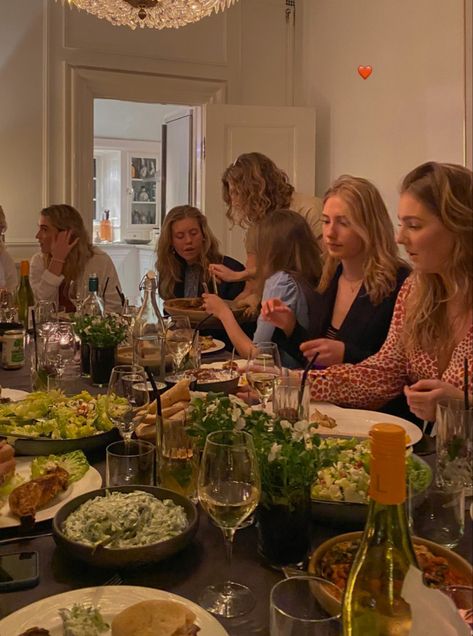 Party Hosting Aesthetic, Home Dinner Party Aesthetic, Group Dinner Photos, Dinner Parties With Friends, Dinner Parties Aesthetic, Friends Dinner Aesthetic, Dinner With Friends Aesthetic, Girls Dinner Party, Friends Dinner Party