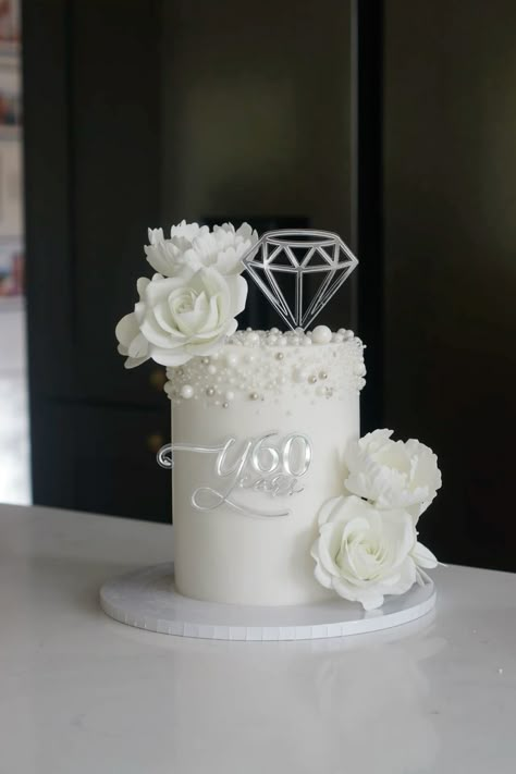 White fondant cake euth edible pearls, sugar flowers and acrylic diamond topper 3 Kg Cake Design, Classy White Birthday Cake, Engagement Cake With Pearls, Diamond Cake Birthday, Diamond Cake Ideas, White Cake With Pearls, Cake With Diamonds, Pearl Cake Design, Diamond Wedding Cakes Anniversary