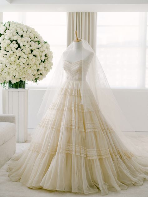 Dior Wedding Gown, Dior Wedding Dress, Miami Wedding Dress, Dior Wedding Dresses, Dior Wedding, Christian Dior Gowns, Catholic Wedding Traditions, Dior Dress, Looks Party