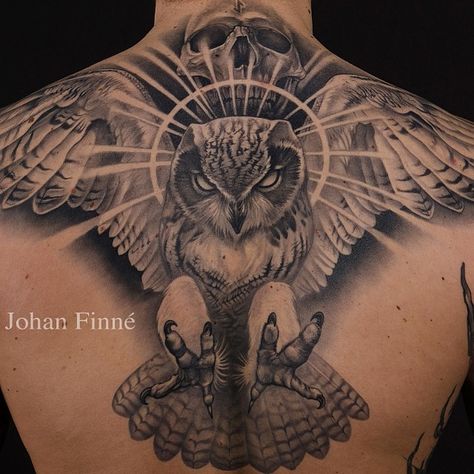 Johan Finné Owl Tattoo Back, Owl Tattoo Chest, Mens Owl Tattoo, Realistic Owl Tattoo, Owl Tattoo Drawings, Cute Owl Tattoo, Vogel Tattoo, Tier Tattoo, Back Piece Tattoo