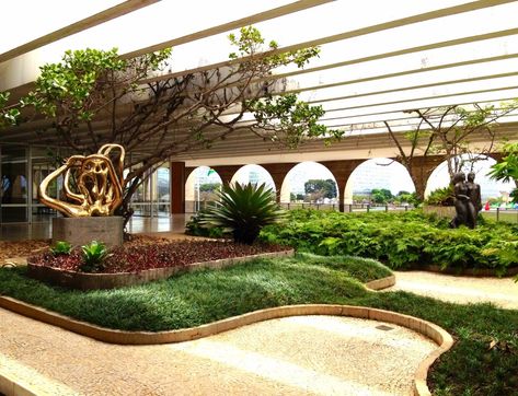 paisagistas-brasileiros-burle-marx-itamaraty #paisagismo #paisagistasfamosos #arquitetura Patio Restaurant, Indoor Courtyard, Burle Marx, Expo Center, Palace Garden, Oscar Niemeyer, Zaha Hadid Architects, Landscape Plans, Chinese Architecture