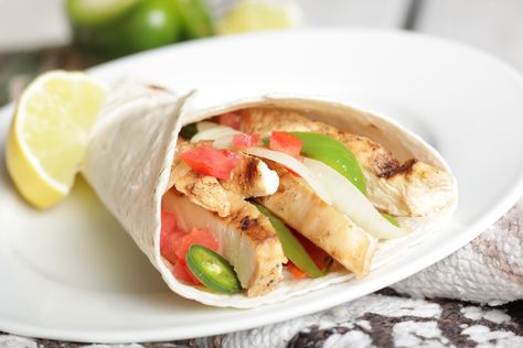 Tasty Mexican burrito Honey Barbeque Sauce, Ways To Make Chicken, Bbq Chicken Wraps, Girls Dinner, Chicken Wrap Recipes, Marinating Chicken Breast, Cheddar Chicken, Chicken Burritos, Healthier Eating