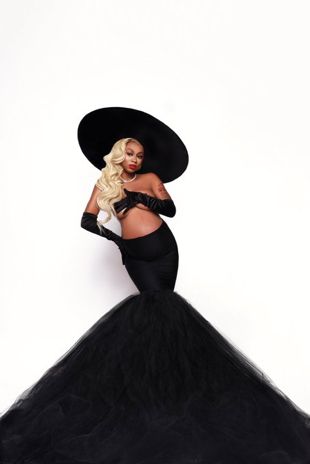 Baby Girl Maternity Shoot, Themed Maternity Photoshoot, Girl Maternity Shoot, Goddess Maternity Shoot, Maternity Shoot Black Women, Elegant Maternity Photos, Maternity Shoot Outfit, Maternity Picture Outfits, Shower Black