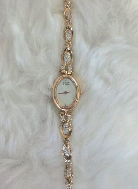 Oval face watch gold old vintage jewelry diamonds mosinite Small Oval Watch, Gold Feminine Watch, Small Dainty Watch, Feminine Watches Classy, Classic Watches Women Vintage, Oval Watches Women, Delicate Watches Women, Dainty Vintage Watch, Gold Vintage Watch Women