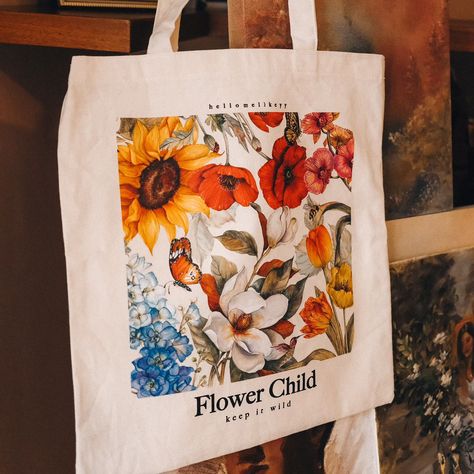 Tote bags botánicas ✨Son edición limitada! ✨👜 Para ir junto con tu calendario 2025, diseñé estas tres Tote Bags para que complementes tu look con un poquito de flores 🌸💐🌺 Tú eliges tu diseño favorito 🤩 Todas las Tote Bags estan hechas de loneta super resistente que carga hasta tu Laptop y un par de libros juntos! 📖📚 Ya puedes comprarlas en mi pagina que está en mi bio! Son edición limitada así que, corre por la tuya! 🎁 Gracias infinitas por todo el apoyo, siempre. Esto es para ustedes ... Flower Child, Tote Bags, Laptop, Tote Bag, Flowers, Quick Saves