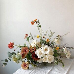 Trends We Can't Get Enough Of — Light & Dwell Unique Wedding Florals, Flower Types, Wedding Tablescape, Cat Air, 카드 디자인, Floral Arrangements Wedding, September Wedding, Floral Ideas, Flower Hats