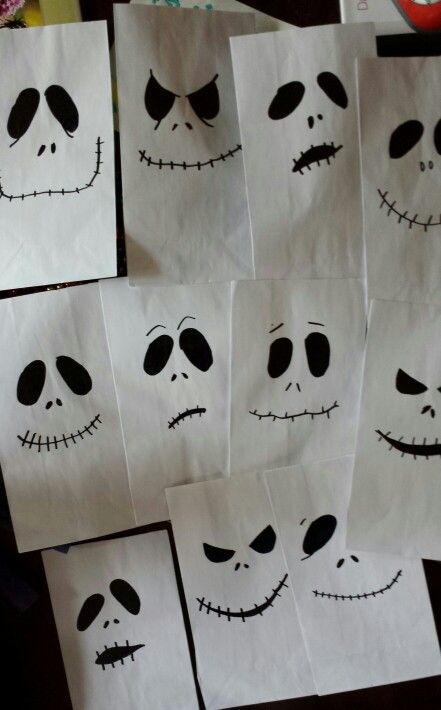 I bought plain white bags at the party store and drew on the mamy faces of Jack with a sharpie. Nightmare before Christmas goodie bags #nightmarebeforechristmas Sac Halloween, Dulceros Halloween, Dekorasi Halloween, Christmas Goodie Bags, Uhyggelig Halloween, Nightmare Before Christmas Halloween, Adornos Halloween, Manualidades Halloween, Halloween Treat Bags