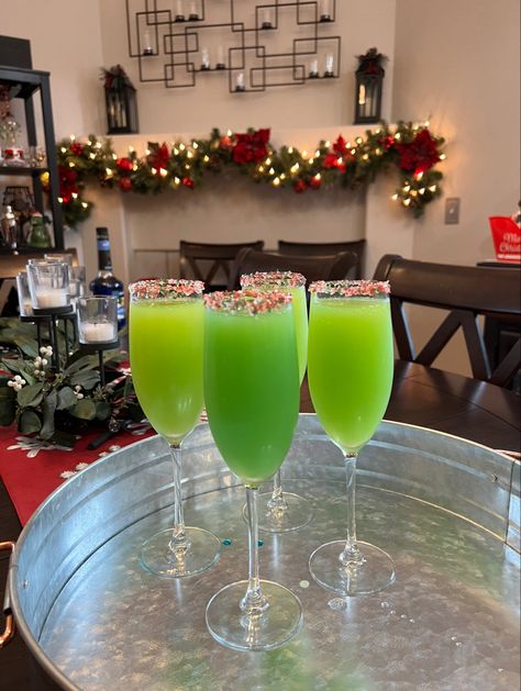 Grinch mimosas holiday cocktail recipe Grinch Afternoon Tea, Grinch Mimosa, Grinch Cocktails, Mimosa Christmas, Christmas Afternoon Tea, Grinch Movie, Festive Holiday Cocktails, Christmas Drinks Alcohol, Breakfast Cocktails