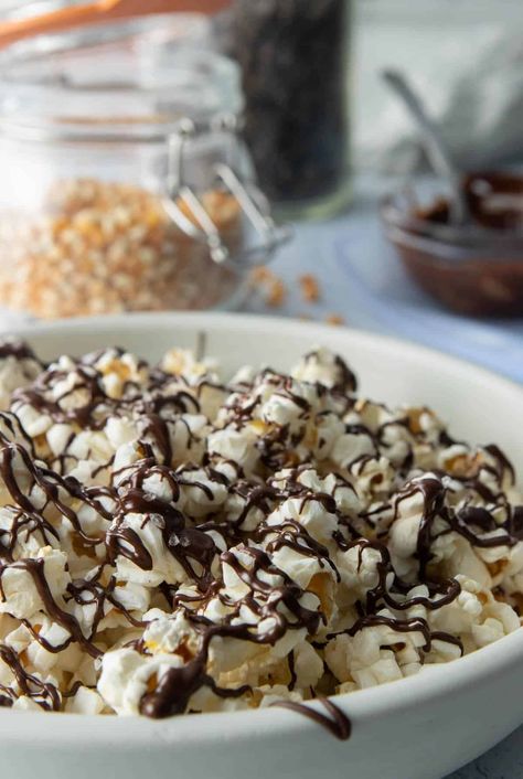 Chocolate Drizzled Popcorn, Chocolate Covered Popcorn, Chocolate Popcorn, Gourmet Popcorn, Popcorn Recipes, Salty Snacks, Snack Mix, Baked Apples, Favorite Snack