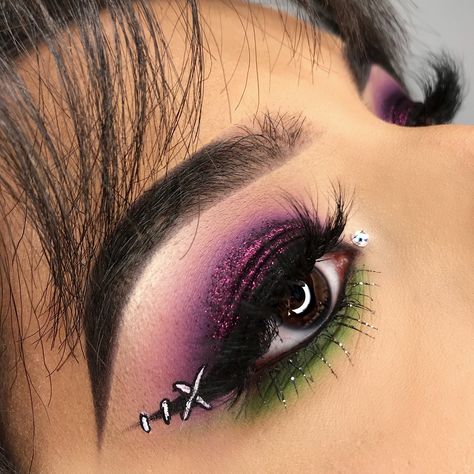 Makeup Halloween Easy, Eye Makeup Halloween, Makeup Advent Calendar, Beetlejuice Makeup, Halloween Gesicht, Holloween Makeup, Cute Halloween Makeup, Halloween Eye Makeup, Halloween Makeup Inspiration