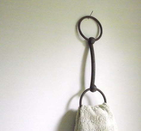 Old Horse Tack Decor Ideas, Rustic Country Home Decor, Stirrup Towel Holder, Horse Bit Decor, Horse Towel Holder, Horse Bit Towel Holder, Western Crafts, Equestrian Decor, Horseshoe Crafts